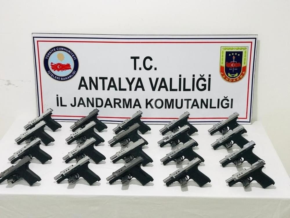 Konya'dan götürdüğü kaçak silahları Manavgat'ta satmak isteyen kadın ve yardım eden şahıs tutuklandı