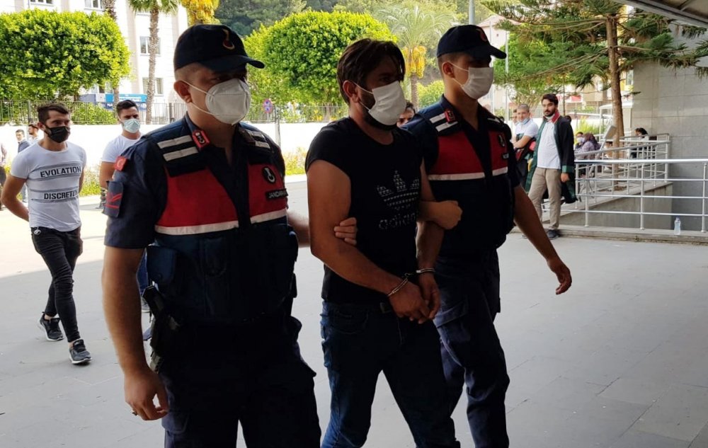 Konya'dan götürdüğü kaçak silahları Manavgat'ta satmak isteyen kadın ve yardım eden şahıs tutuklandı