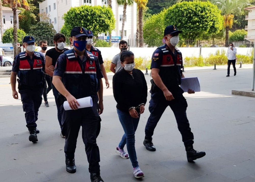 Konya'dan götürdüğü kaçak silahları Manavgat'ta satmak isteyen kadın ve yardım eden şahıs tutuklandı