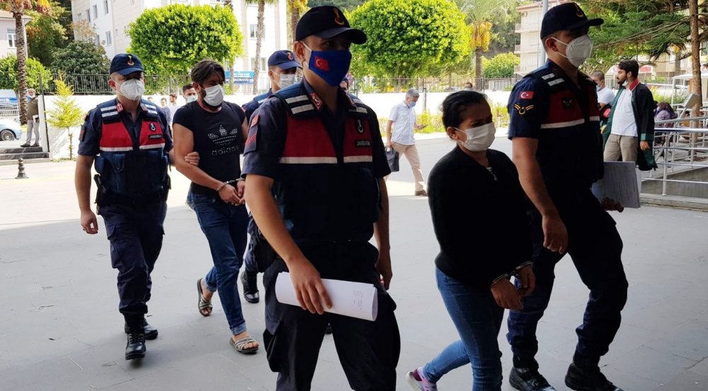 Konya'dan götürdüğü kaçak silahları Manavgat'ta satmak isteyen kadın ve yardım eden şahıs tutuklandı