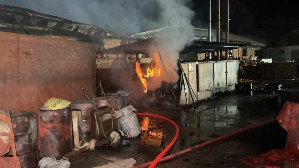 Mangal kömürü imalathanesindeki yangın! Ekipler müdahale ediyor