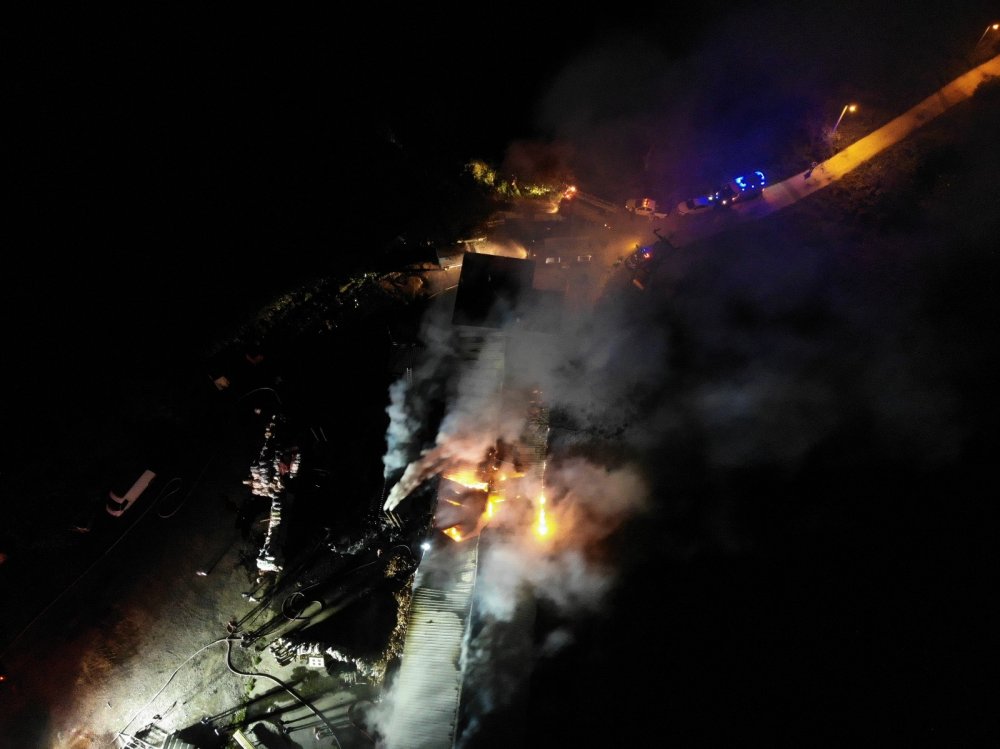 Mangal kömürü imalathanesindeki yangın! Ekipler müdahale ediyor