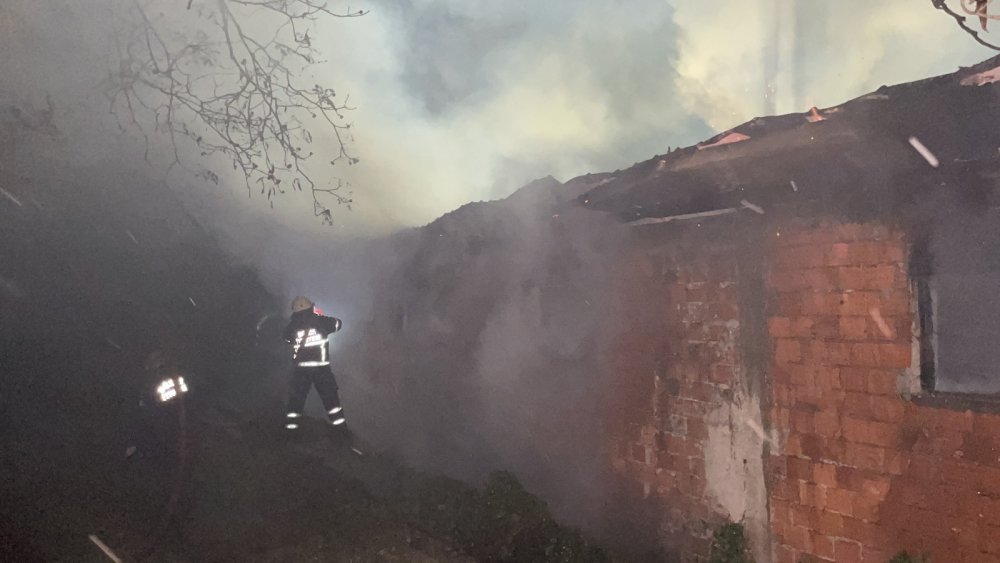 Mangal kömürü imalathanesindeki yangın! Ekipler müdahale ediyor