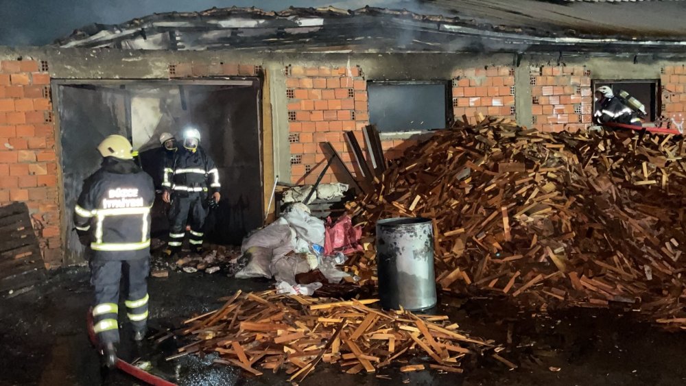 Mangal kömürü imalathanesindeki yangın! Ekipler müdahale ediyor