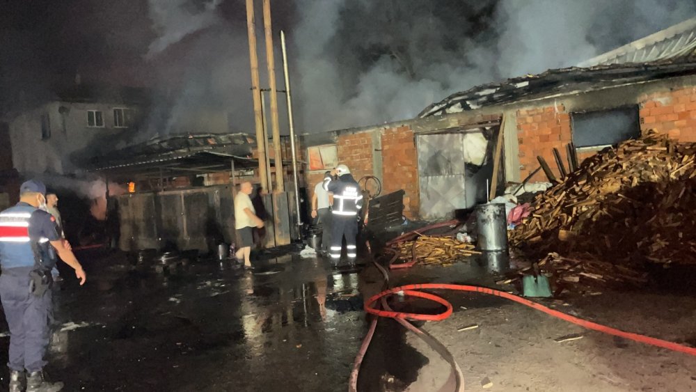 Mangal kömürü imalathanesindeki yangın! Ekipler müdahale ediyor