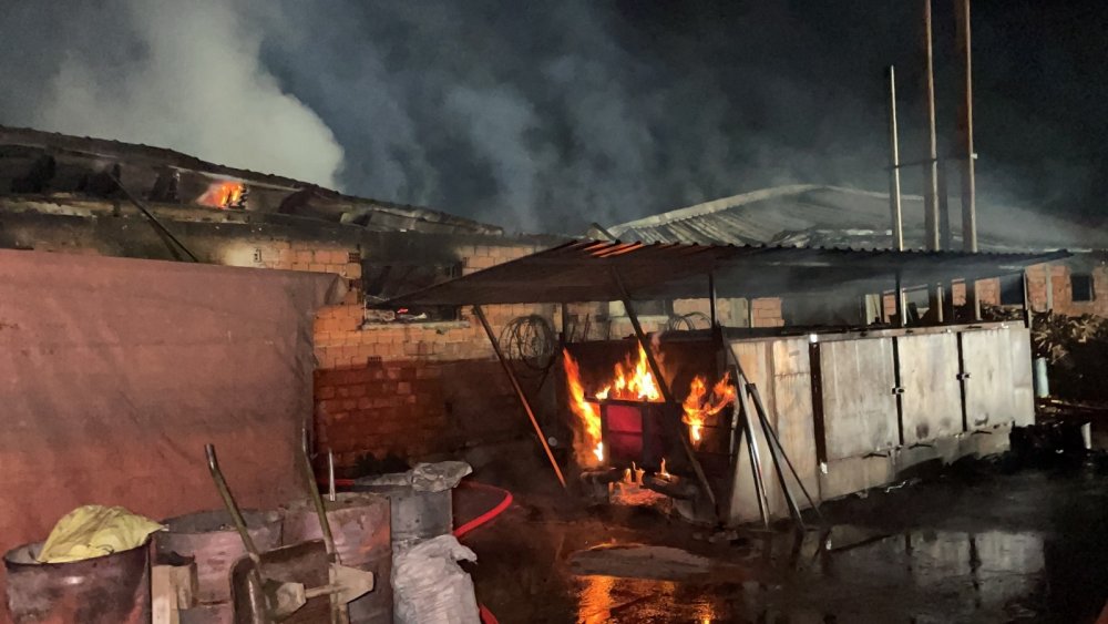 Mangal kömürü imalathanesindeki yangın! Ekipler müdahale ediyor