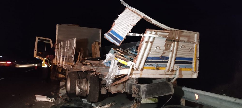 Otoyolda çelik kaplı yüklü kamyona çarpan tır bariyerleri aşıp şarampole devrildi! 1 yaralı