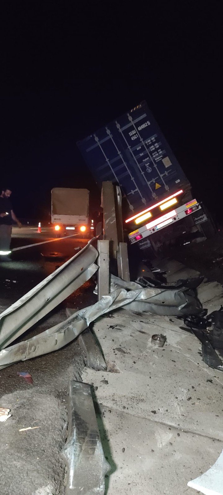 Otoyolda çelik kaplı yüklü kamyona çarpan tır bariyerleri aşıp şarampole devrildi! 1 yaralı