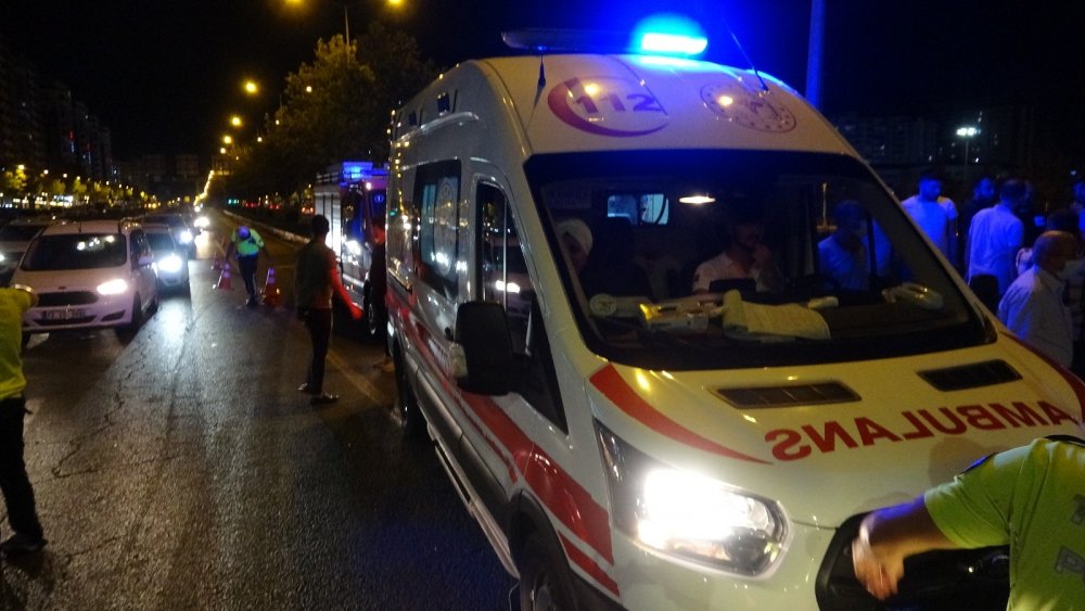 Yayayı görünce yavaşlayan otomobile arkadan araç çarpınca yayaların üzerine uçtu! 1'i ağır 3 yaralı