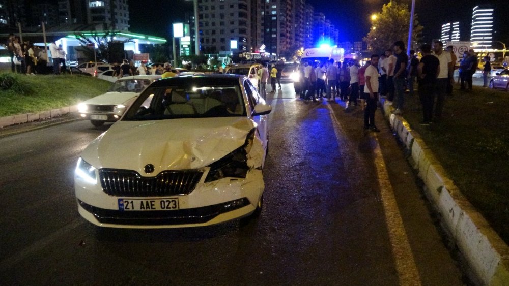 Yayayı görünce yavaşlayan otomobile arkadan araç çarpınca yayaların üzerine uçtu! 1'i ağır 3 yaralı