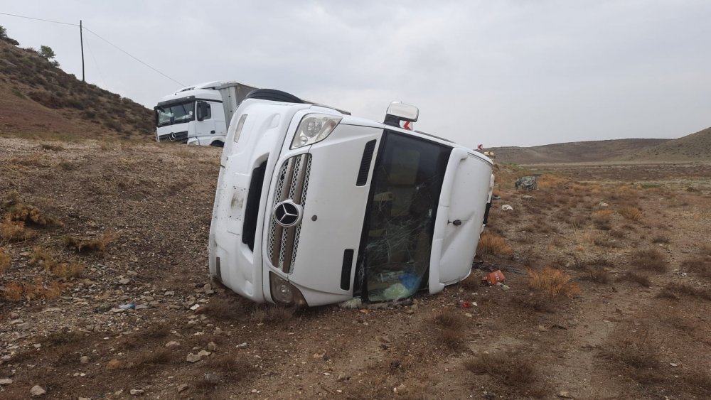 Ankara'da yağışlı hava kazaları getirdi: Aynı noktada tır ve öğrenci servisi devrildi!