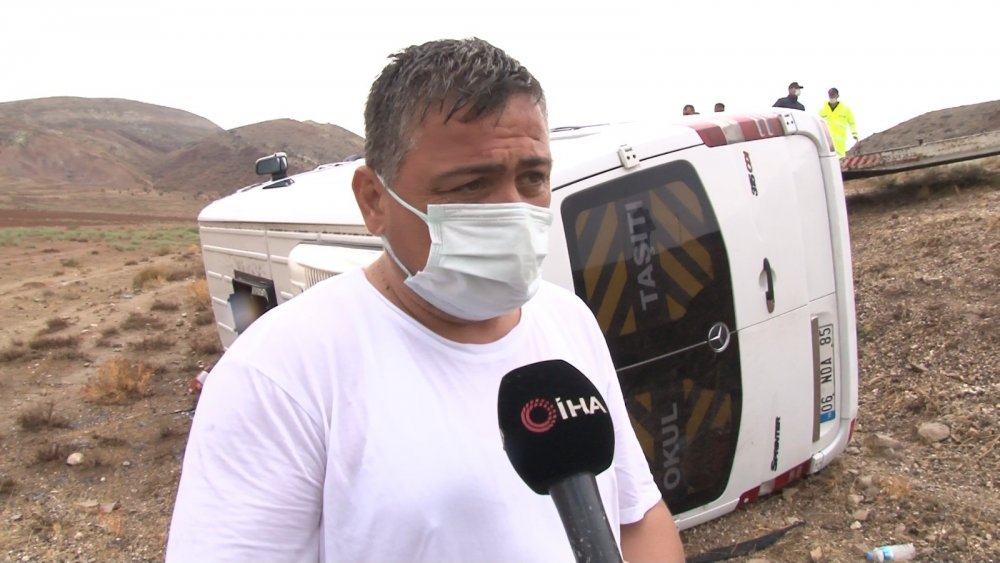 Ankara'da yağışlı hava kazaları getirdi: Aynı noktada tır ve öğrenci servisi devrildi!
