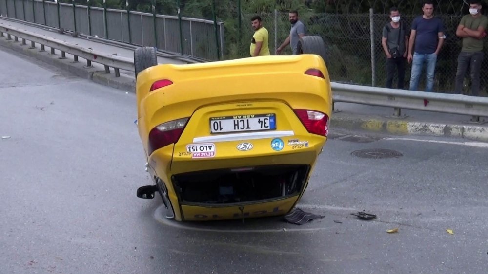 İstanbul'da ticari taksi kaldırıma çarparak takla attı!