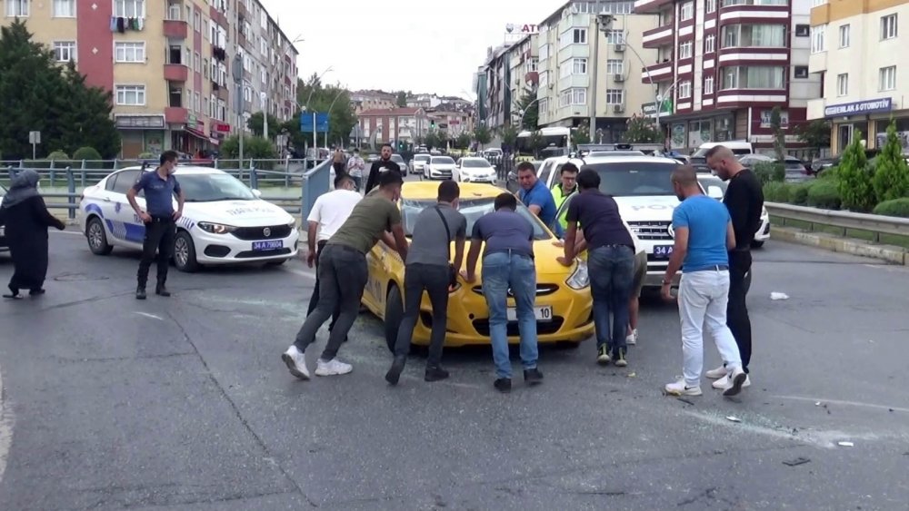İstanbul'da ticari taksi kaldırıma çarparak takla attı!