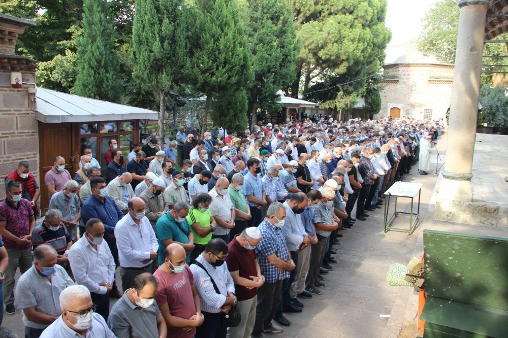Korona virüse yenik düşen Doktor Hasan Feyzi Katıöz dualarla defnedildi