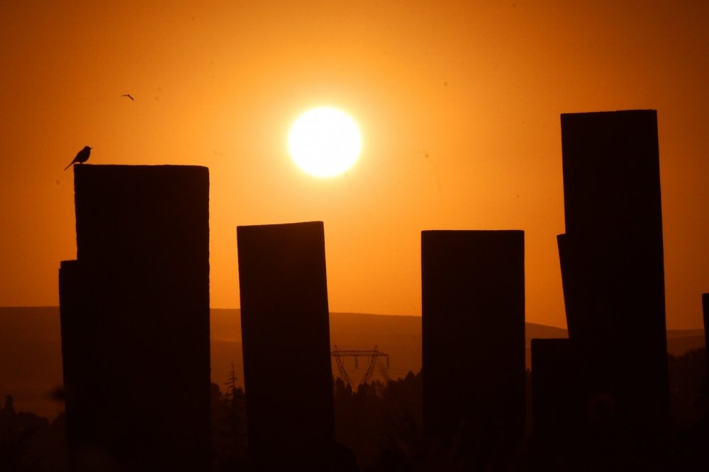Tarihi Selçuklu Meydan Mezarlığı’nda gün batımı hayran bıraktı