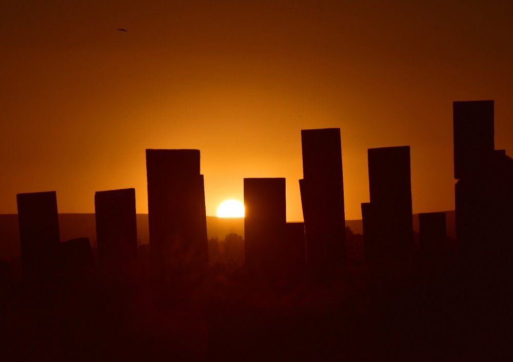 Tarihi Selçuklu Meydan Mezarlığı’nda gün batımı hayran bıraktı
