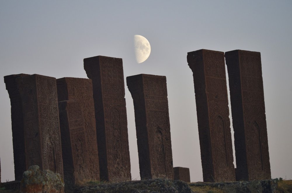 Tarihi Selçuklu Meydan Mezarlığı’nda gün batımı hayran bıraktı