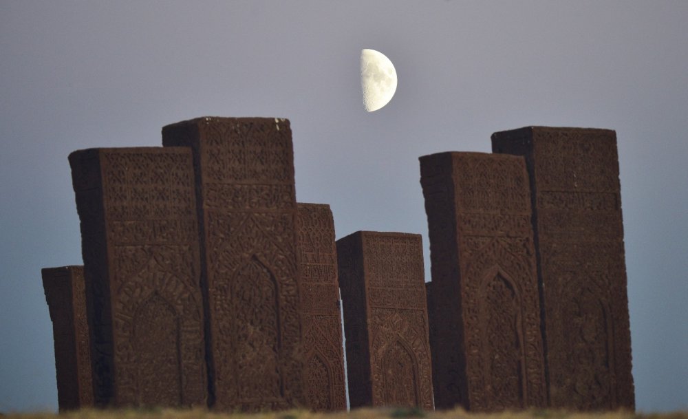 Tarihi Selçuklu Meydan Mezarlığı’nda gün batımı hayran bıraktı