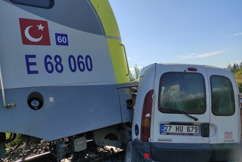 Tren hemzemin geçitte ticari araca çarptı! 2 yaralı