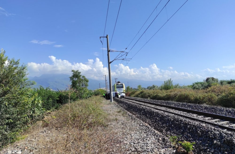 Tren hemzemin geçitte ticari araca çarptı! 2 yaralı