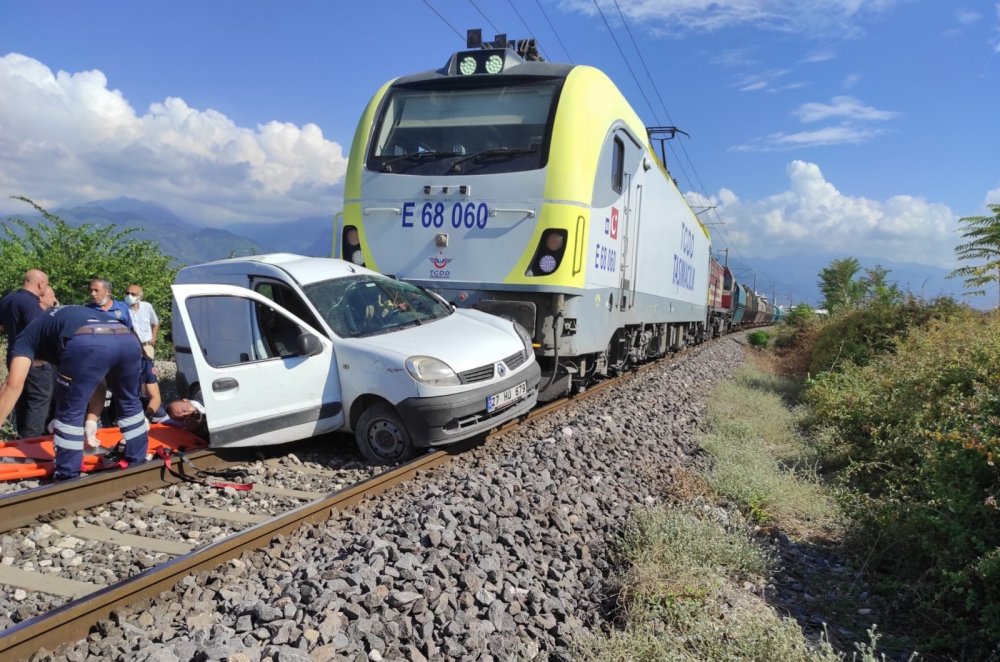 Tren hemzemin geçitte ticari araca çarptı! 2 yaralı