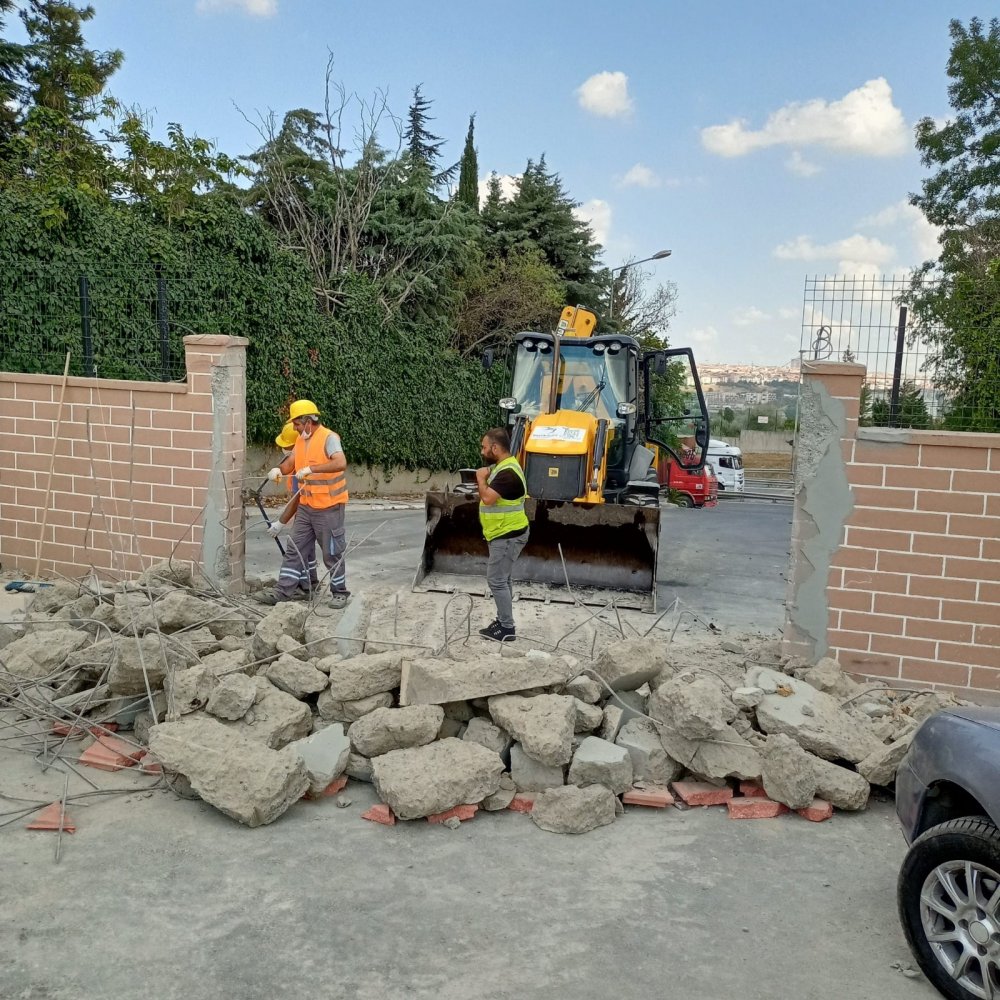 Belediye sitenin güvenlik kapısını bilgi vermeden yıktı!