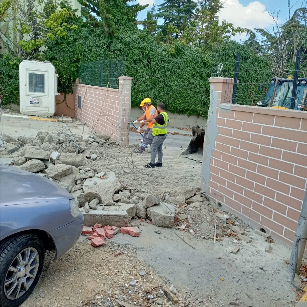 Belediye sitenin güvenlik kapısını bilgi vermeden yıktı!