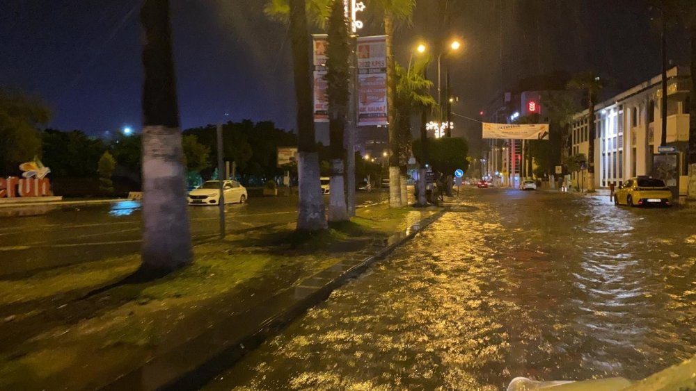 Şimşekler geceyi aydınlattı! Sağanak hayatı felç etti