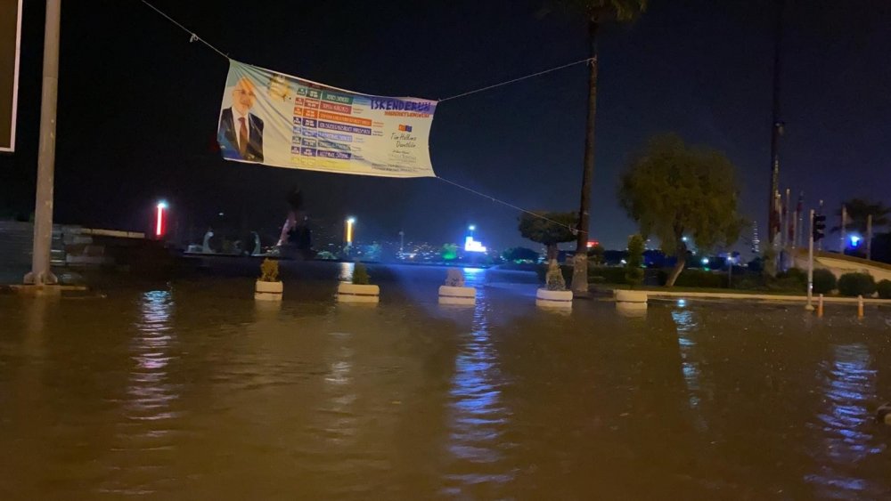 Şimşekler geceyi aydınlattı! Sağanak hayatı felç etti