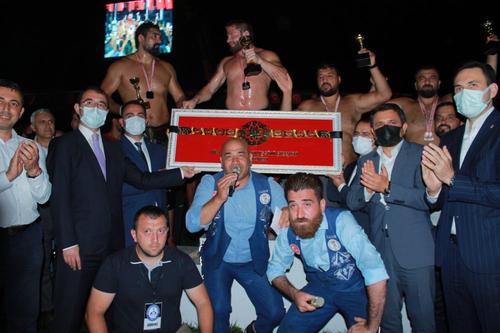 Biga Yağlı Güreşlerinde Başpehlivan İsmail Balaban