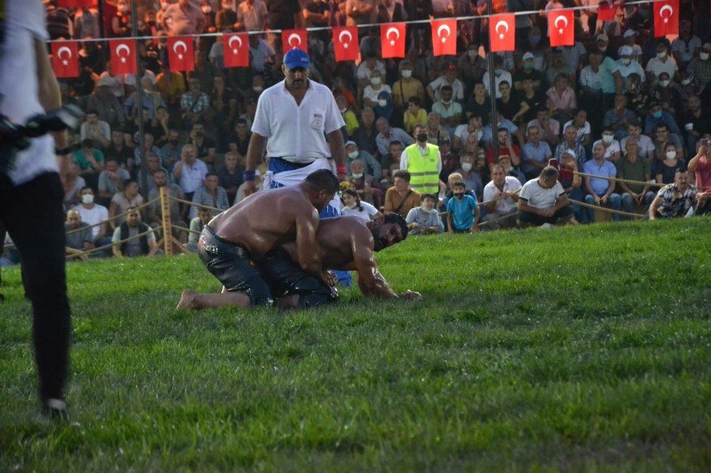 Biga Yağlı Güreşlerinde Başpehlivan İsmail Balaban