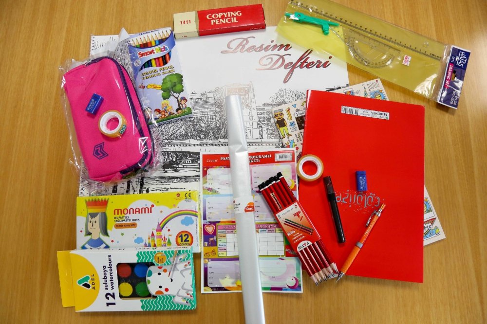 Konya'da ihtiyaç sahibi ailelerin çocuklarına kırtasiye malzemesi