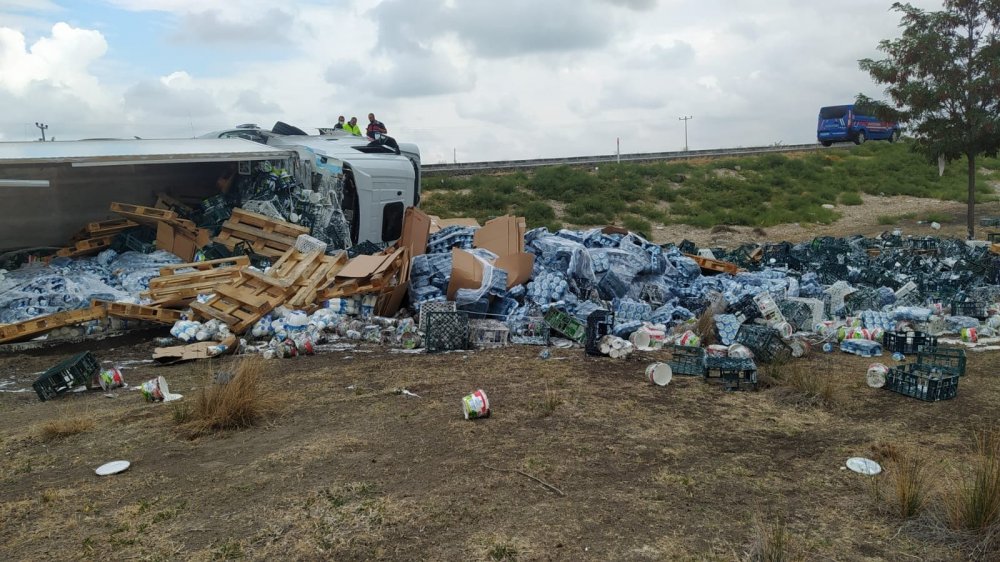 Konya'daki kazada sürücü yaralı kurtuldu tonlarca süt ürünü ziyan oldu