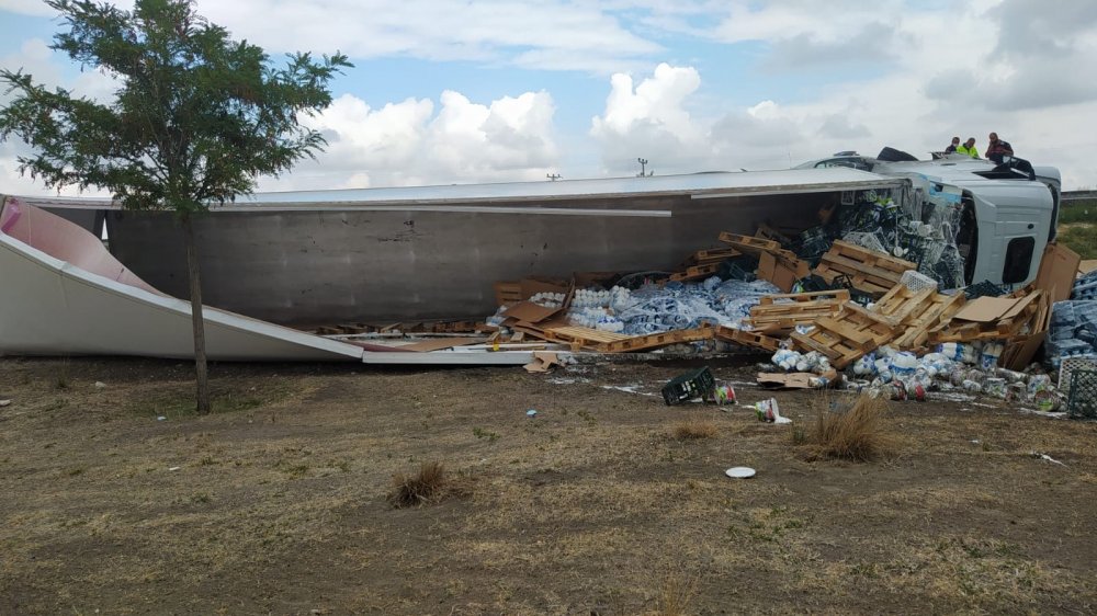 Konya'daki kazada sürücü yaralı kurtuldu tonlarca süt ürünü ziyan oldu