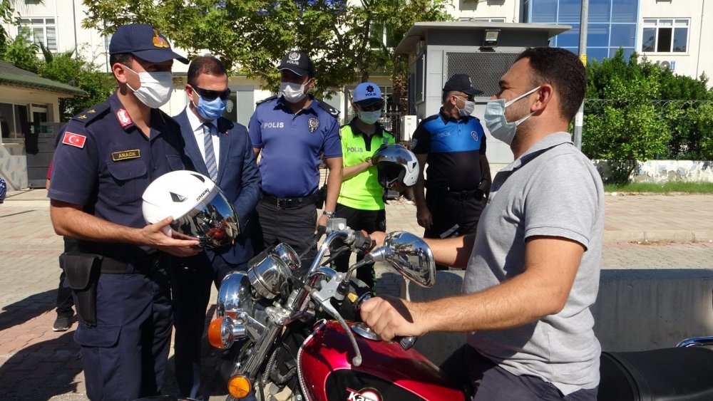 Trafikten örnek çalışma! Motosiklet sürücülerine ceza yerine kask