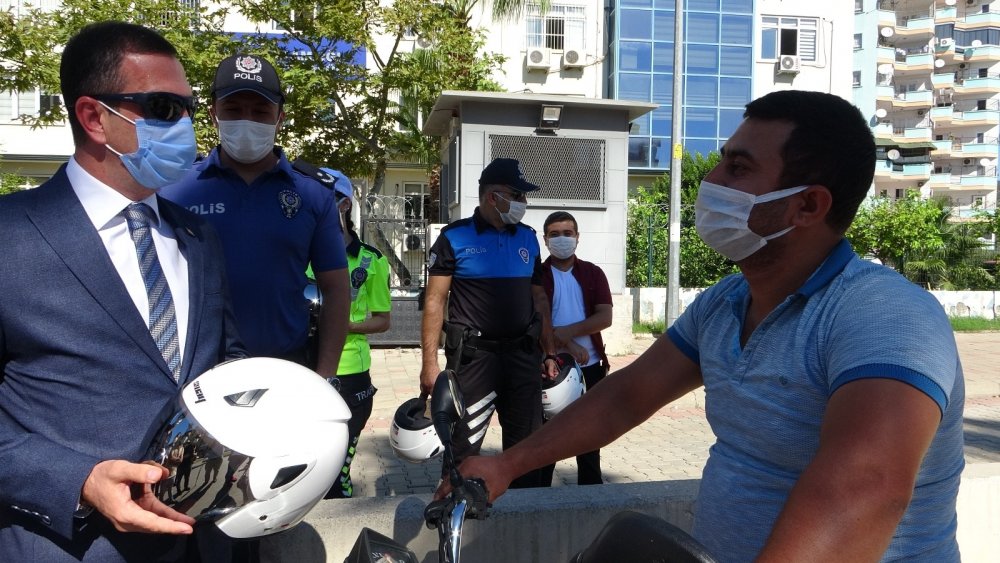 Trafikten örnek çalışma! Motosiklet sürücülerine ceza yerine kask