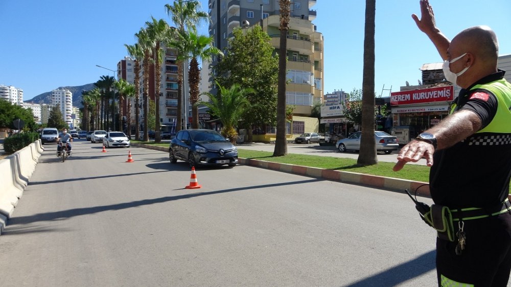 Trafikten örnek çalışma! Motosiklet sürücülerine ceza yerine kask