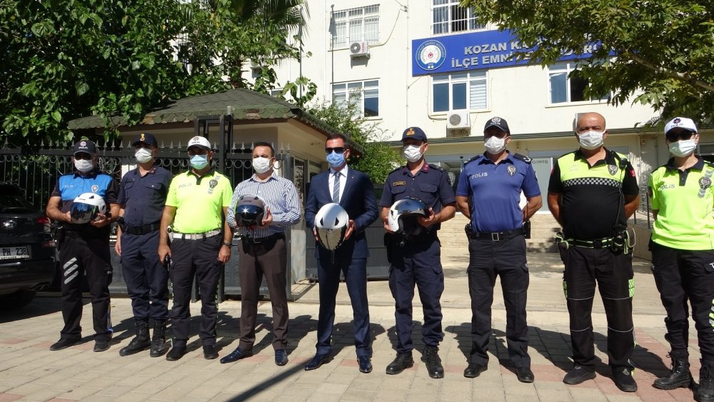 Trafikten örnek çalışma! Motosiklet sürücülerine ceza yerine kask