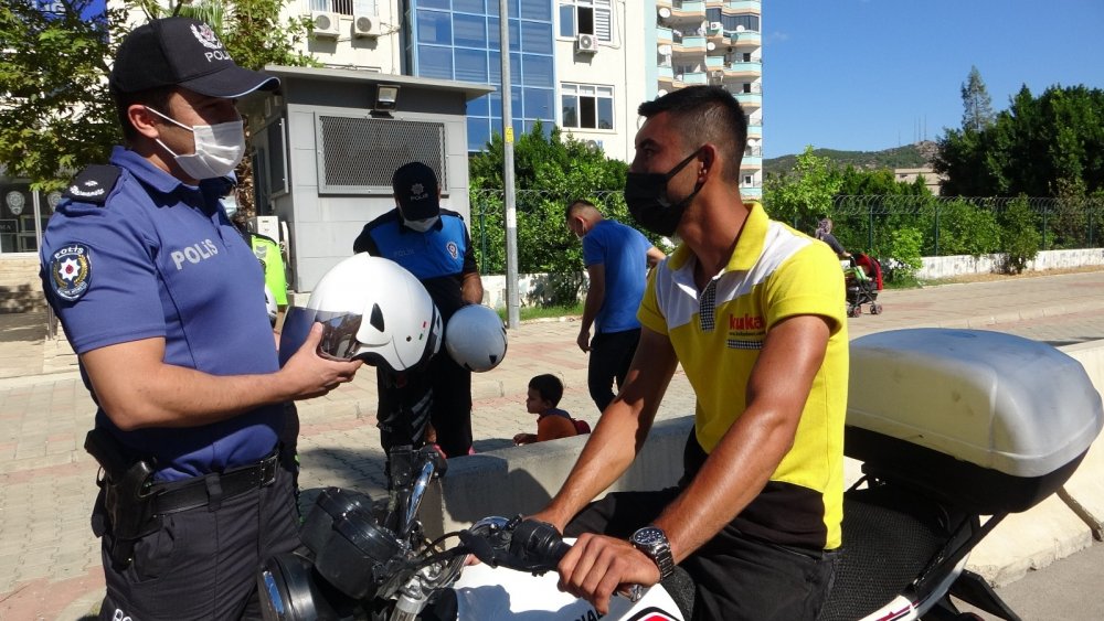 Trafikten örnek çalışma! Motosiklet sürücülerine ceza yerine kask