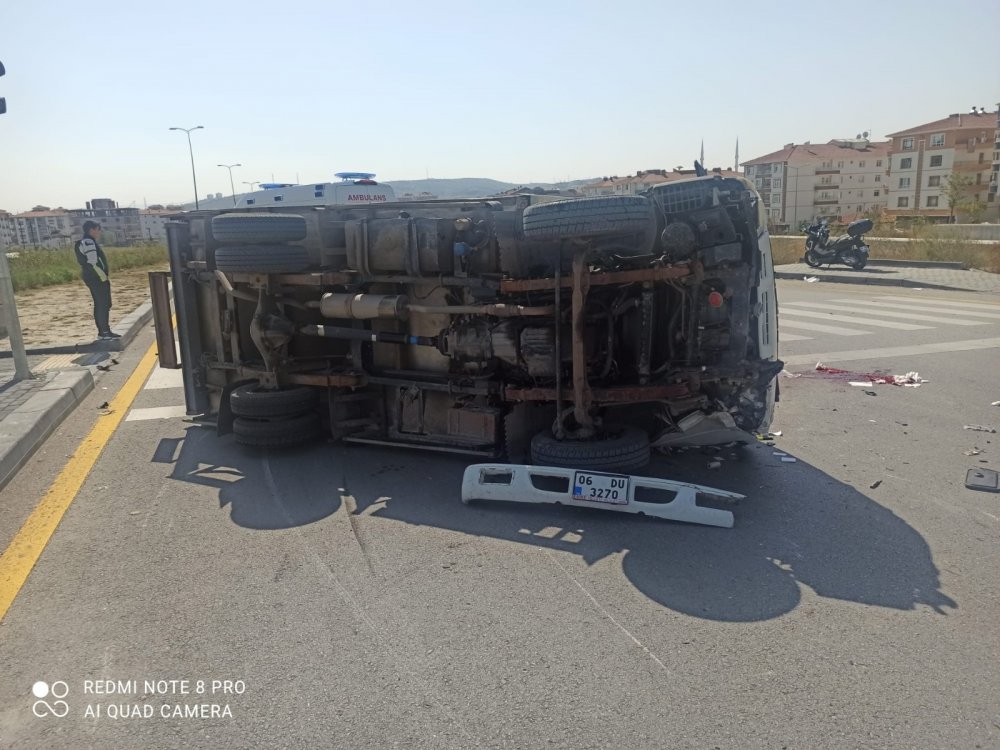 Ankara'da kırmızı ışıkta geçen kamyonet otomobile çarptı! 1’i ağır 3 yaralı