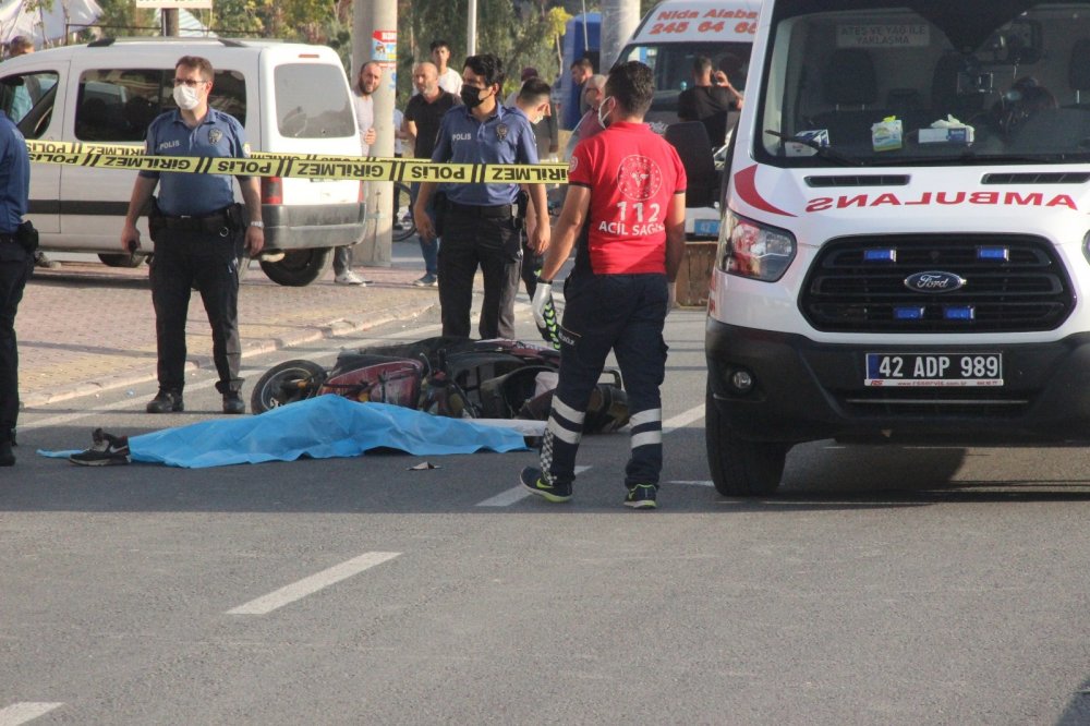 Konya'da acı ölüm! Açılan kapıya çarpmamak için yola savrulan motosikletteki gence kamyonet çarptı