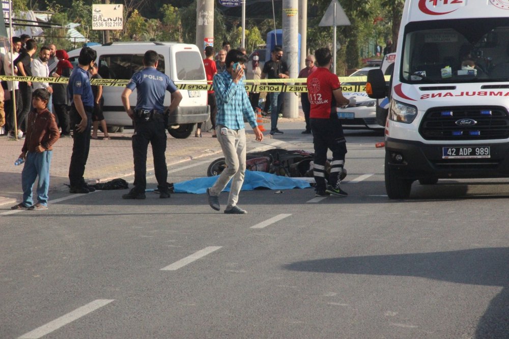 Konya'da acı ölüm! Açılan kapıya çarpmamak için yola savrulan motosikletteki gence kamyonet çarptı