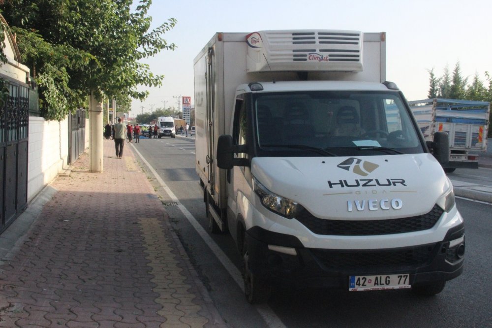 Konya'da acı ölüm! Açılan kapıya çarpmamak için yola savrulan motosikletteki gence kamyonet çarptı