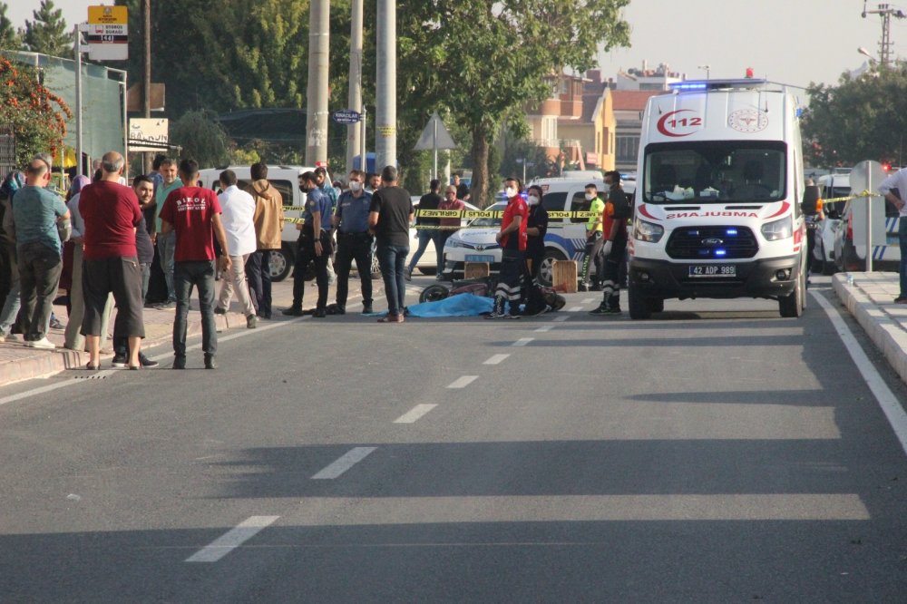 Konya'da acı ölüm! Açılan kapıya çarpmamak için yola savrulan motosikletteki gence kamyonet çarptı
