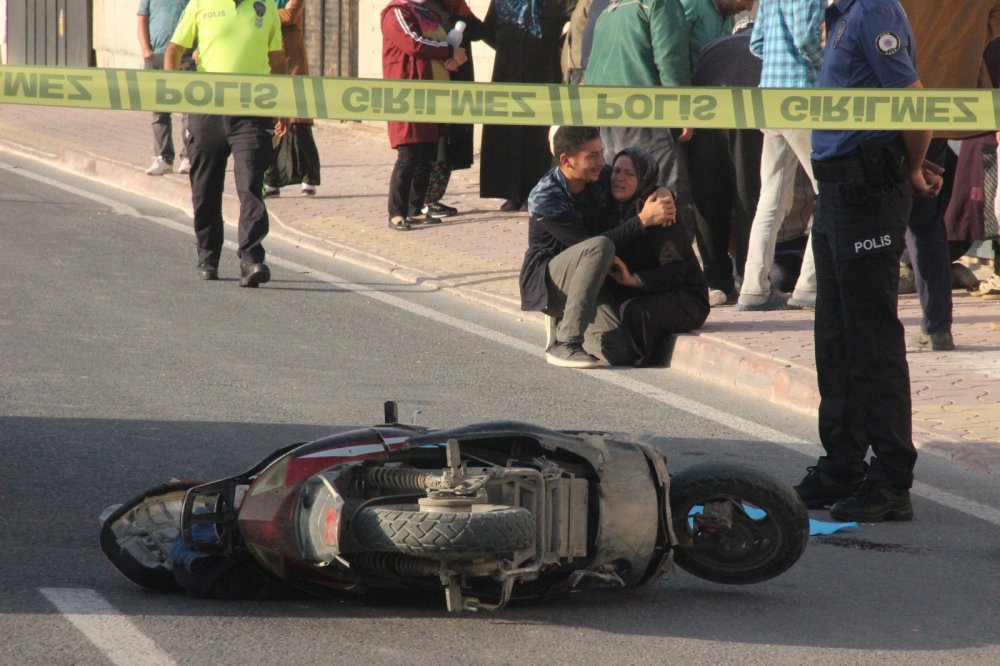 Konya'da acı ölüm! Açılan kapıya çarpmamak için yola savrulan motosikletteki gence kamyonet çarptı