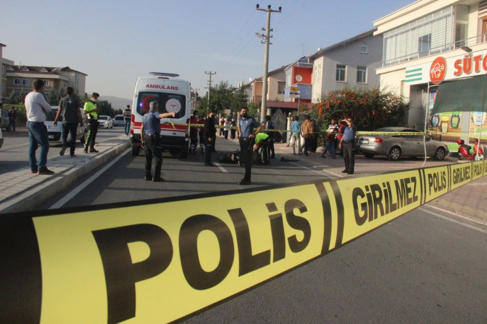 Konya'da acı ölüm! Açılan kapıya çarpmamak için yola savrulan motosikletteki gence kamyonet çarptı