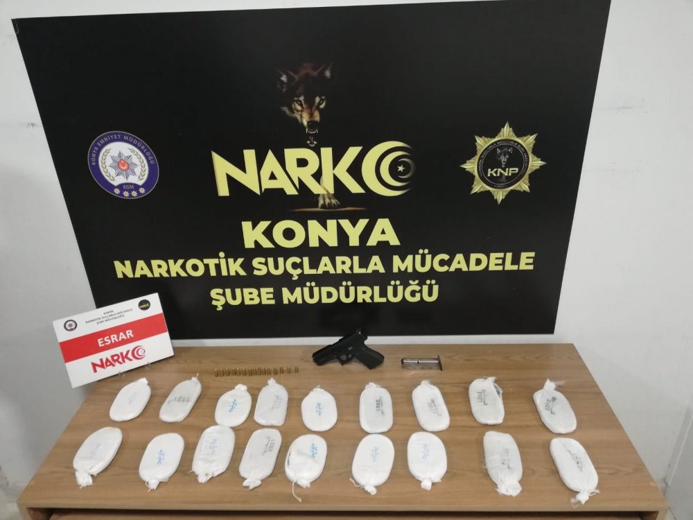 Konya'da 'dur' ihtarına uymayan otomobil kovalamaca sonucu esrar ve silahla yakalandı!