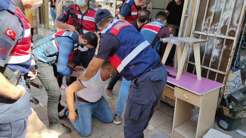 Okul çağındaki çocukları zehirleyen torbacı tahliyesinden 3 gün sonra yine yakandı