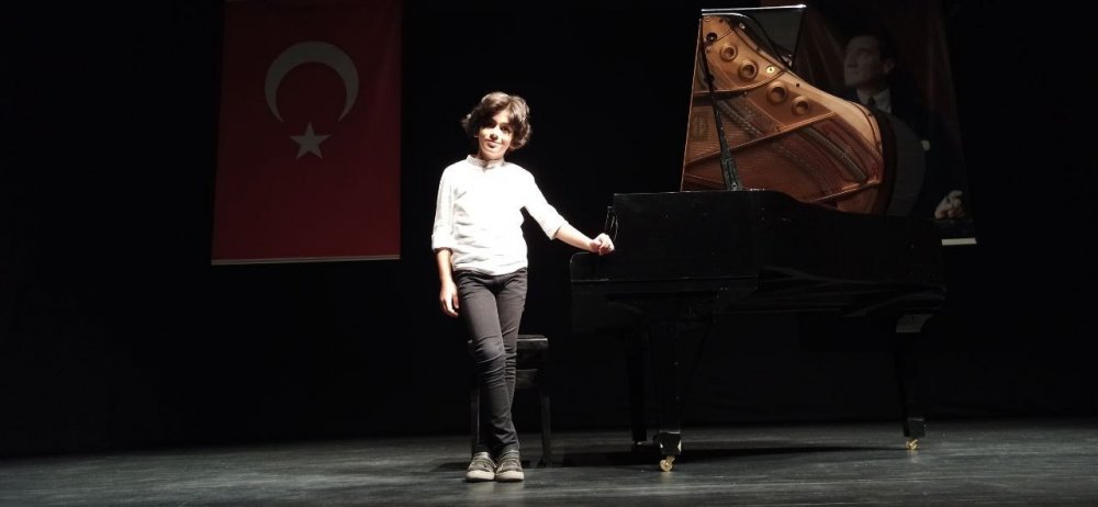 4 yaşında piyano çalmayı öğrendi! Minik ali Ali ödüle doymuyor